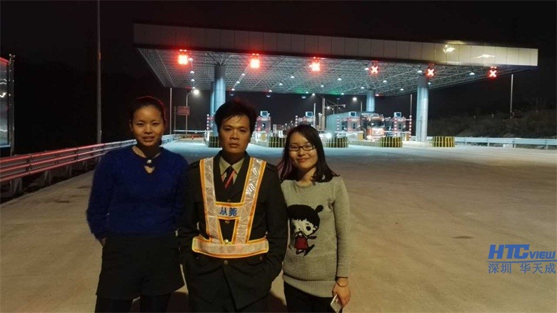 老子有钱lzyq88两大美女学习之余不忘与收费站班长交流合影 老子有钱lzyq88两大美女学习之余不忘与收费站班长交流合影