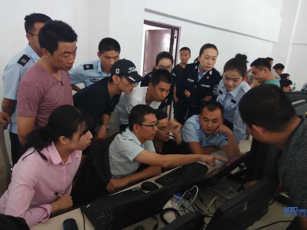 技术工程师 刘工正在给监控人员培训多媒体控制台的操作