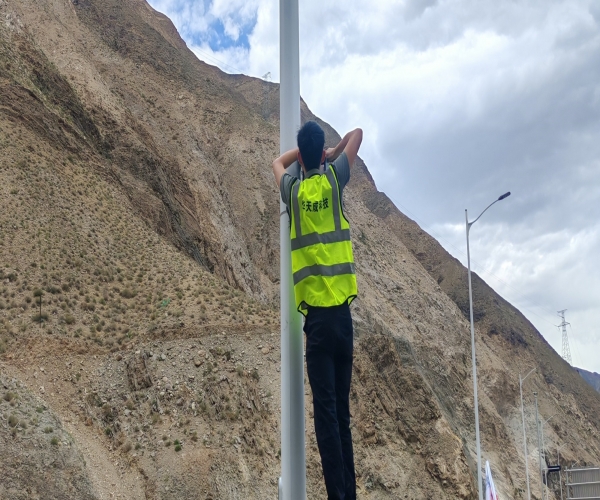 暴雨中断桥30秒生死时速！老子有钱lzyq88定向广播如何穿透车窗抢赢预警黄金窗口